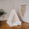Boho Kinder Spielzelt Wigwam Creme Weiß Bodenmatte Pompons 3 Kissen 110x110x150cm Tipi Teepee