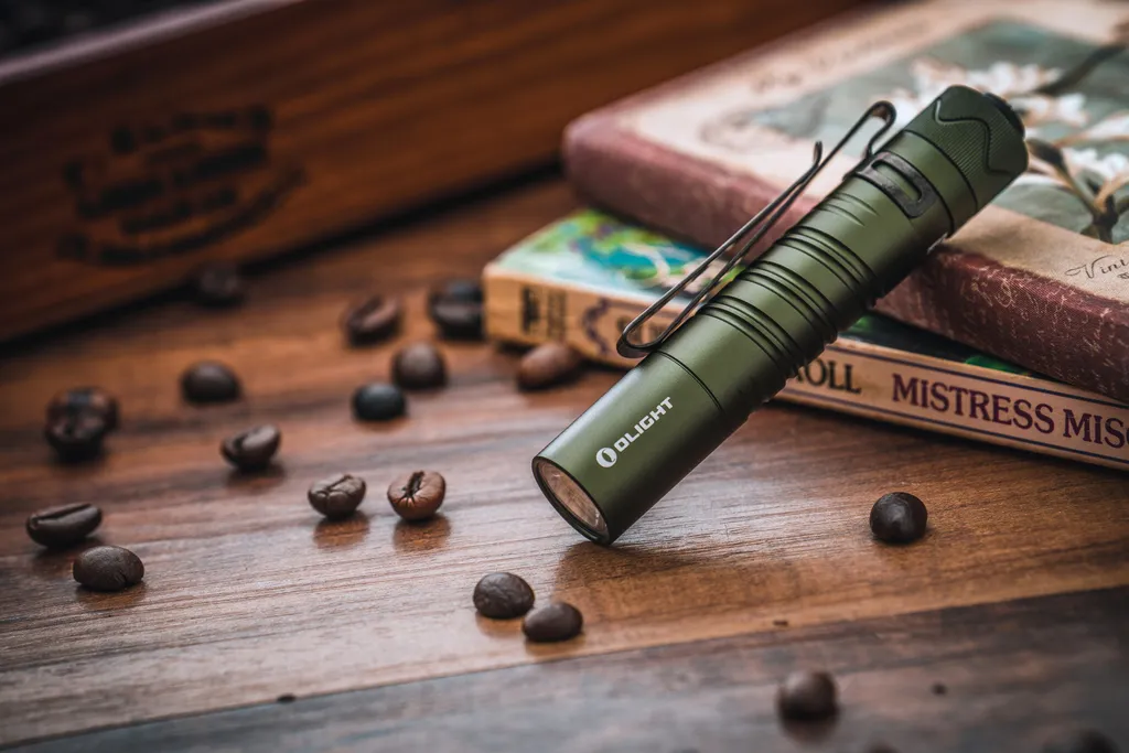 Olight I5R EOS Taschenlampe 350 Lumen Kalt Weiße LED 64 Meter Rechweite Und 37 Stunde Laufzeit Mit Heckschalter 1420mAh Batterie Per USB Wiederaufladbar Grün – Bild 8