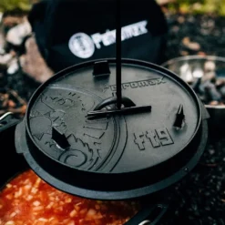 Petromax Feuertopf Dutch Oven Set Pflegepaste Deckelheber FT6 Mit Füßen -Campingbedarf Geschäft 71cb3f0fd6f6cbe76054a869b1e731f3 1