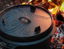 Petromax Feuertopf Dutch Oven Set Pflegepaste Deckelheber FT6 Mit Füßen -Campingbedarf Geschäft 7a1d44382eab85efbb9600e73d7a7079 1