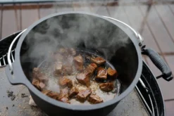 BBQ-Toro Dutch Oven DO9A, 7,2 L Alpha Gusseisen Kochtopf, Gusstopf -Campingbedarf Geschäft 7bde0b9af714b275182e852c5bc4de3d 6